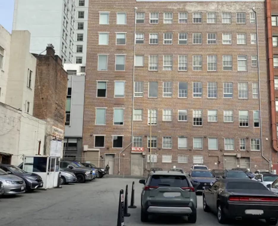 486 Jessie St. daily parking facility