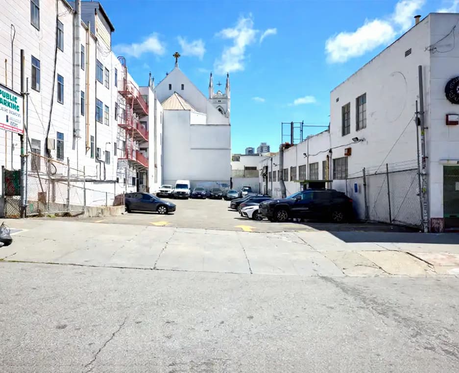 535 Green St. daily parking facility