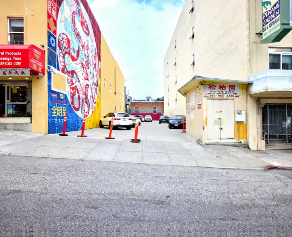 732 Washington St. daily parking facility